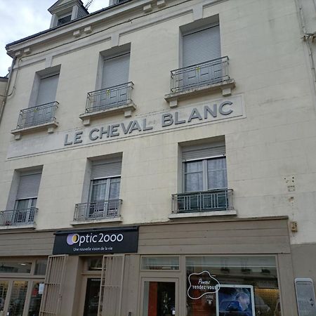 Le Cheval Blanc La Chartre Sur Le Loir Daire Dış mekan fotoğraf